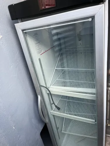 Freezer vertical metal frio