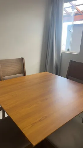 Mesa de jantar quadrada + 4 cadeiras
