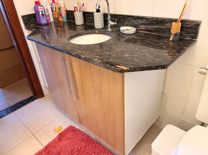 Vende-se pia do banheiro com pedra e armário