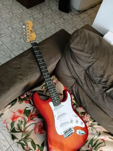 Vendo guitarra em perfeito estado, tudo funcionando