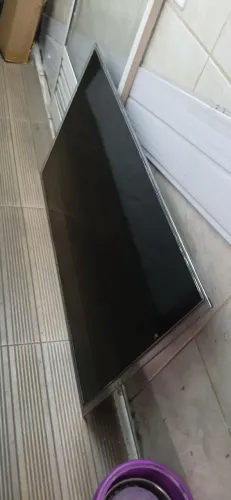 Tv Samsung tela quebrada vendo no estado sem controle para tirar peças ou mandar arrumar 