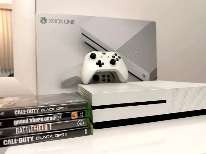 Xbox one S, 1Tb + Controle Original + 4 Jogos