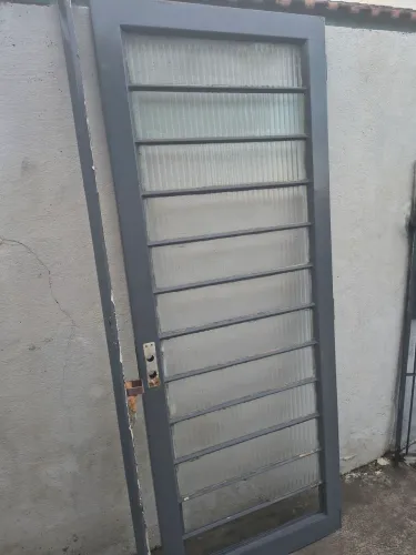 Porta de ferro com batente 