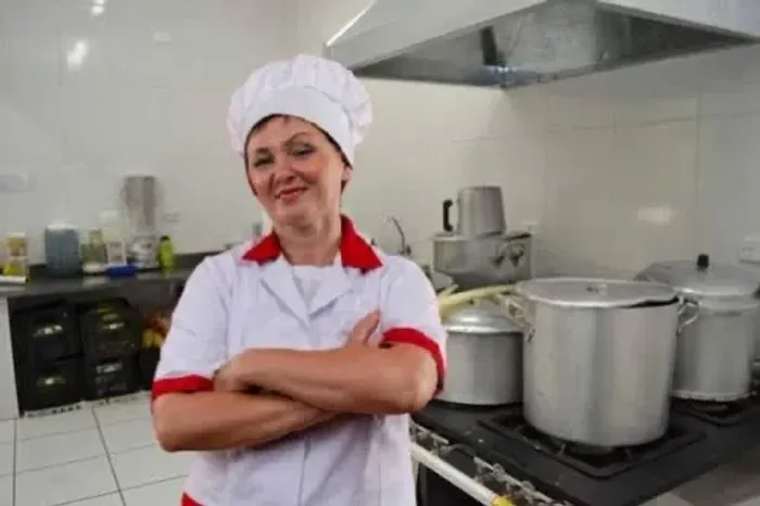 Vaga de emprego para cozinheira e churrasqueiro