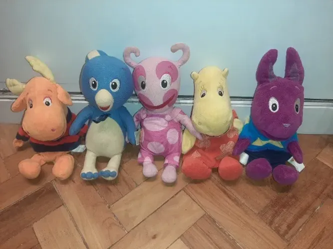 kit 5 bonecos de pelúcia backyardigans