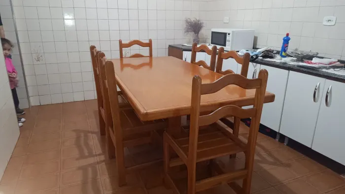 Mesa de madeira maciça 