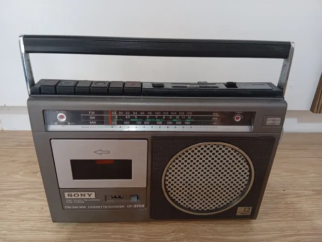 Rádio antigo Sony CF -370S MADE IN JAPAN ( não sei se funciona ).