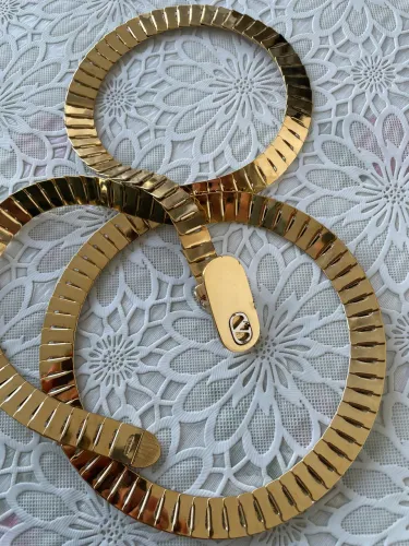 Cinto dourado da grife Valentino