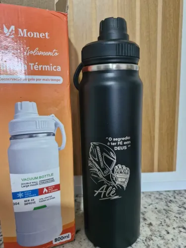 Garrafa térmica personalizada com nome "Alê"
