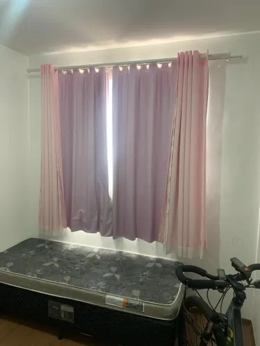 Cortina com varal duplo rosa