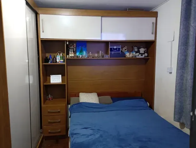 Guarda roupas em L e cama de casal madeira maciça (da torre de TV)