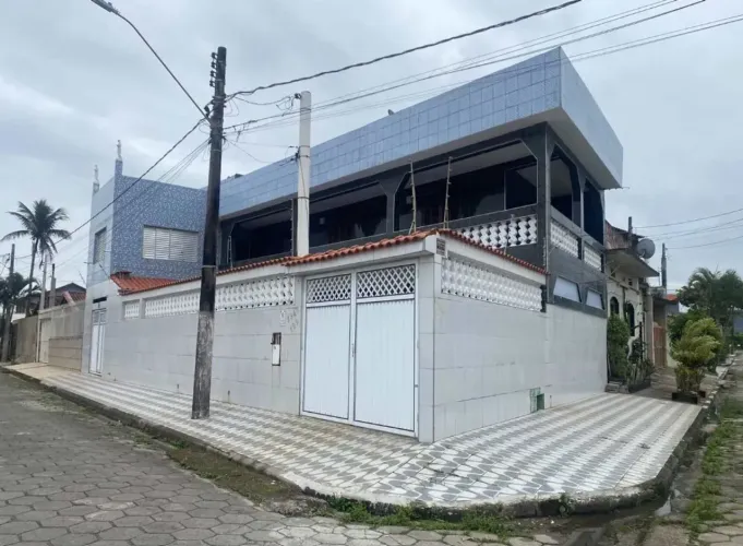 Casa para venda com 235 metros quadrados com 3 quartos