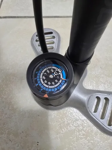Bomba de Pneu, De Pé, Btwin 7000, Original, Preto, 145psi. 10bar. Oportunidade!!!