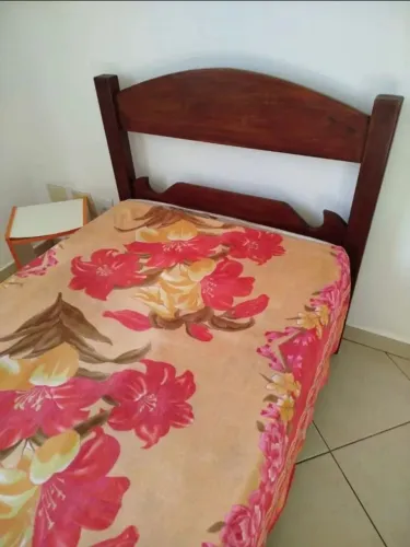 Cama de madeira maciça em excelente estado