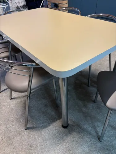 Mesa e cadeiras