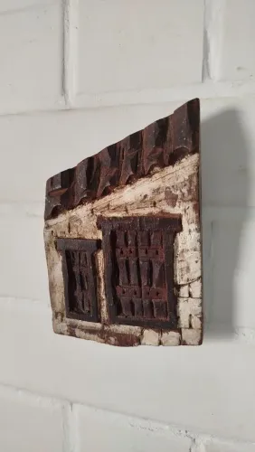Arte popular! Talha representando detalhe de casa, madeira nobre, assinada, 14 x 10cm