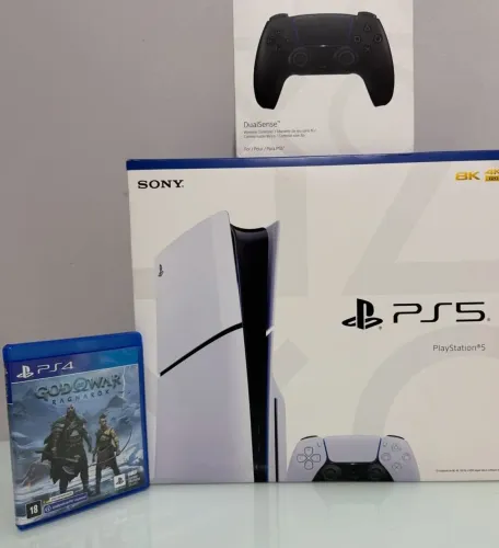 PS5 slim 1 TB SSD mídia física + 2 controles e God of War Ragnarok