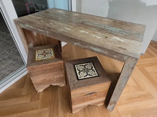 Mesa em madeira de demolição com duas banquetas