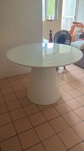 Mesa branca em Laka em perfeito estado de conservação