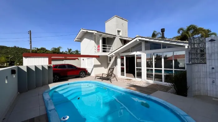 Casa com 3 quartos (1 suíte), piscina e terreno de 360m² a apenas 300 metros da charmosa P