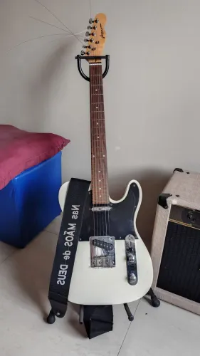 Guitarra com caixa