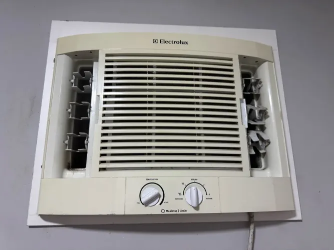 Ar-Condicionado de Janela Electrolux Maximus EM10F 10.000 BTUs 220V