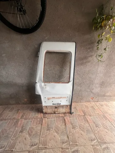 VENDE-SE PORTA ESQUERDA TRASEIRA FIURINO QUADRADA 