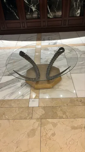 Mesa de centro com chifres e tampo de vidro 77cm na