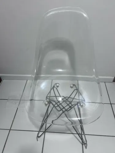 Cadeira em acrílico e pés ferro