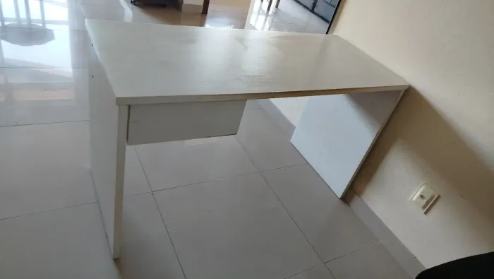Escrivaninha branca com gaveta