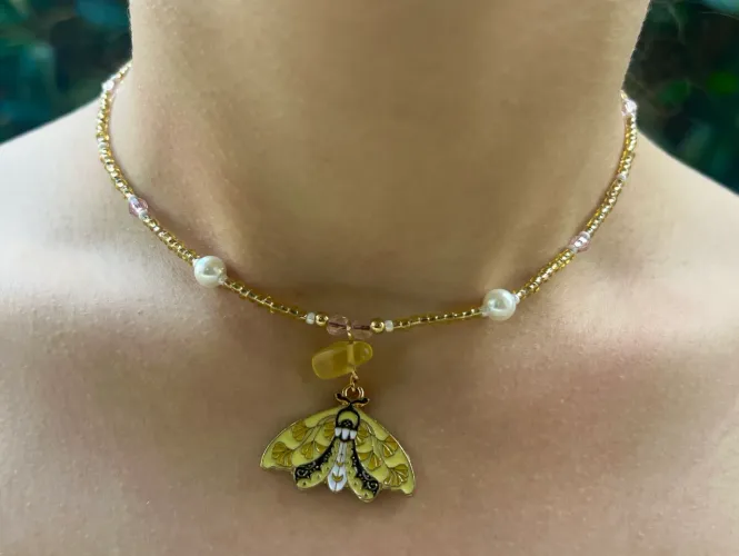 Choker amarelo borboleta e fluorita
