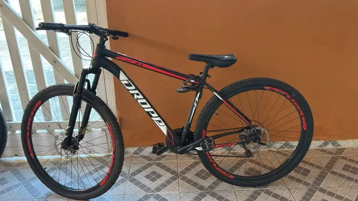 Bicicleta aro 29 quadro 19 dropp Z3 câmbio Shimano.