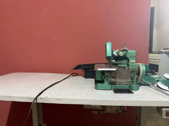 Máquina de costura overloque