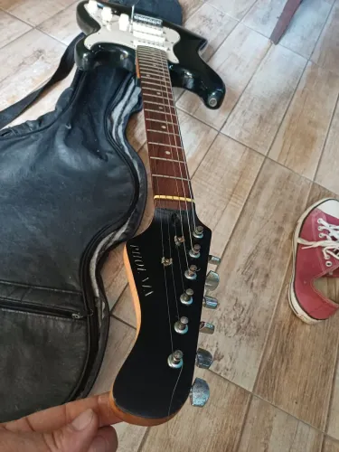 Guitarra stratocaster Phoenix top 