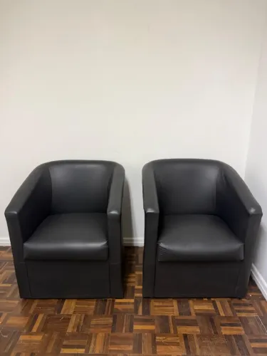 Duas poltronas pretas em ótimo estado