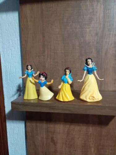 4 bonecos branca de neve usadas na condição das fotos
