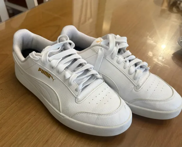 Puma Shuffle na cor branco com detalhe dourado