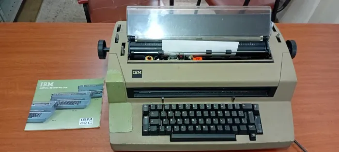 MÁQUINA DE ESCREVER : IBM - OLIVETTI - REMINGTON