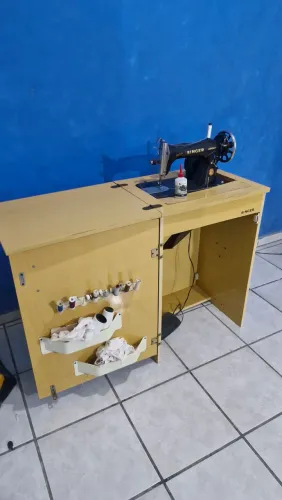 Maquina de Costura Singer com móvel Antiga
