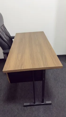 Mesa de escritório com duas gavetas, chave e estrutura metálica, com acabamento amadeirado