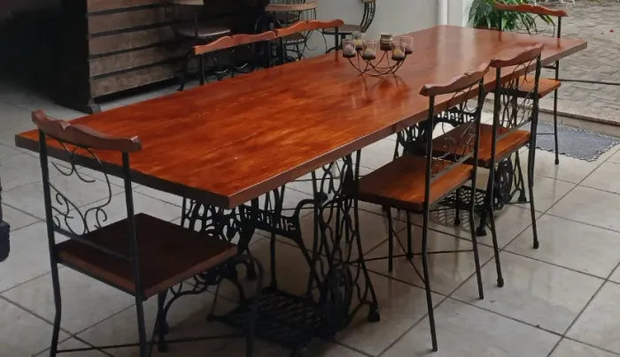 Conjunto mesa de madeira com pes de ferro de maquina de costura antiga