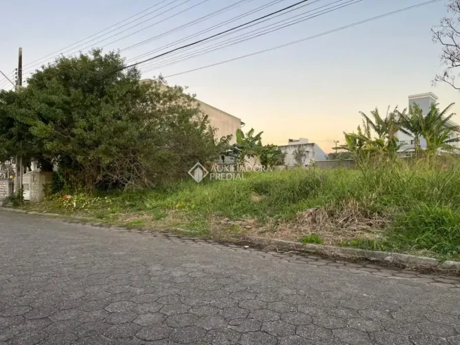 Oportunidade no Carianos: Terreno com 720 m²