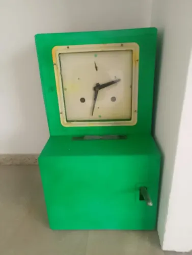 registradora antiga, aparelho de telefone antigo, relogio de ponto antigo