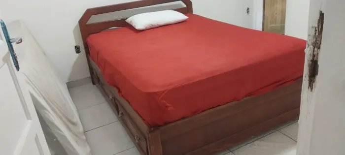Cama ? de madeira 