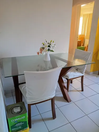 Mesa de vidro com base de madeira maciça