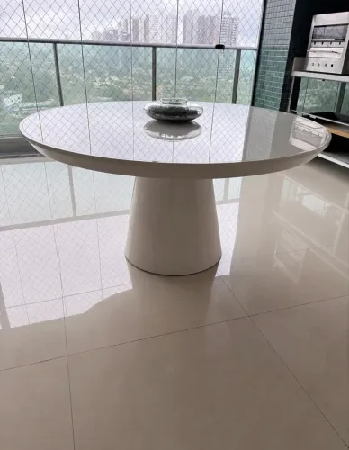 Vende-se Mesa Laca Branca, tampo de vidro 1,5mt diâmetro , com 6 cadeiras.