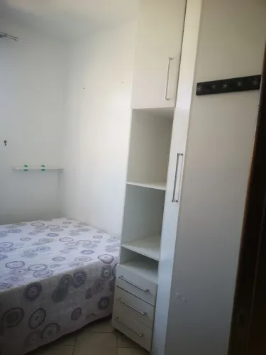 Alugo quarto próximo do centro com garagem.
