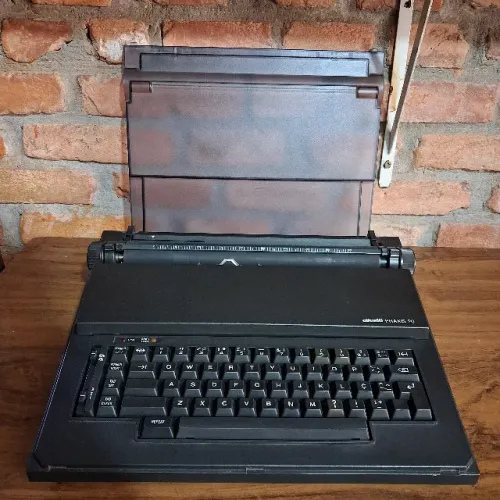 Máquina de Escrever Elétrica Olivetti Praxis 20, ano 1993 - Para Conserto ou Peças