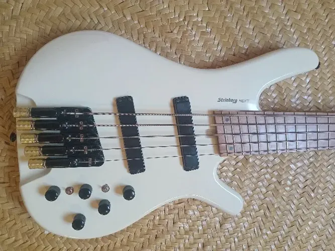 Baixo strimberg headless pré sonorus