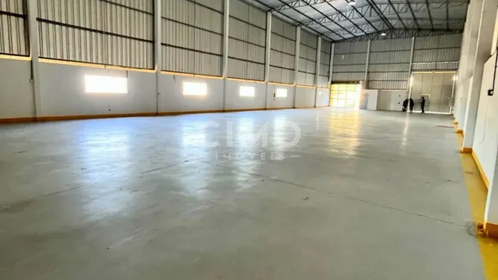 Galpão 600m² para locação em Brusque com Pé-direito alto e Estacionamento